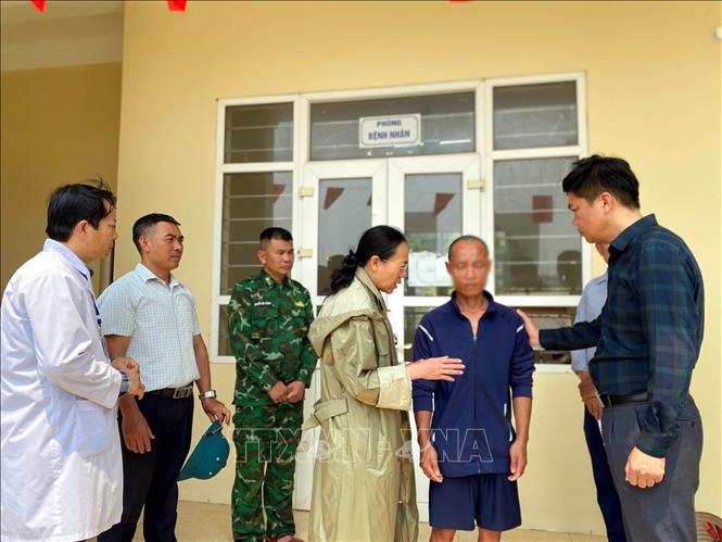 Đồng chí Lê Ngọc Hân (nữ đứng giữa), Bí thư Đảng ủy, Chủ tịch HĐND Đặc khu Cô Tô và đồng chí Đinh Đức Minh (ngoài cùng bên phải), Phó Chủ tịch Thường trực UBND Đặc khu Cô Tô cùng lãnh đạo Đặc khu thăm hỏi, động viên gia đình anh V.V.T (sinh năm 1983, trú tại phường Nam Triệu, thành phố Hải Phòng). Ảnh: Thu Báu – TTXVN phát