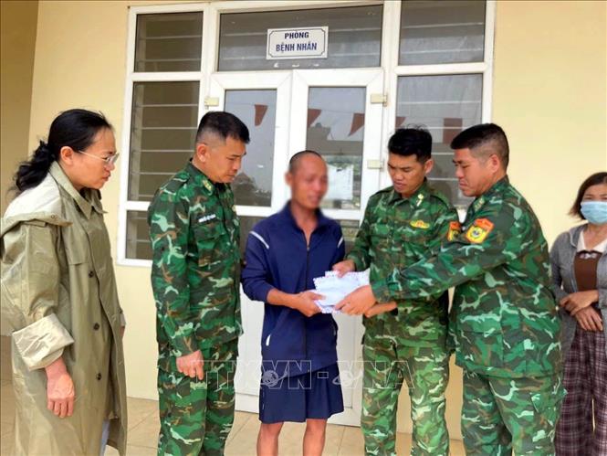 Đồn Biên phòng Thanh Lân (Ban Chỉ huy Bộ đội Biên phòng Quảng Ninh) thăm hỏi, hỗ trợ gia đình nạn nhân. Ảnh: Thu Báu – TTXVN phát