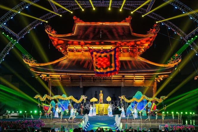 Khoảnh khắc Đinh Bộ Lĩnh lên ngôi Hoàng đế được tái hiện trang trọng trên sân khấu thực cảnh, đánh dấu thời khắc mở ra triều đại Đại Cồ Việt – nhà nước độc lập đầu tiên trong lịch sử dân tộc. Ảnh: Phạm Tuấn Anh - TTXVN