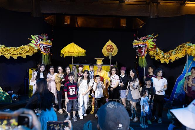 Đông đảo khán giả hào hứng chụp ảnh lưu niệm cùng nghệ sĩ và hình tượng Đinh Bộ Lĩnh, cho thấy sức lan tỏa của sản phẩm du lịch đêm giàu giá trị lịch sử, văn hóa. Ảnh: Phạm Tuấn Anh - TTXVN