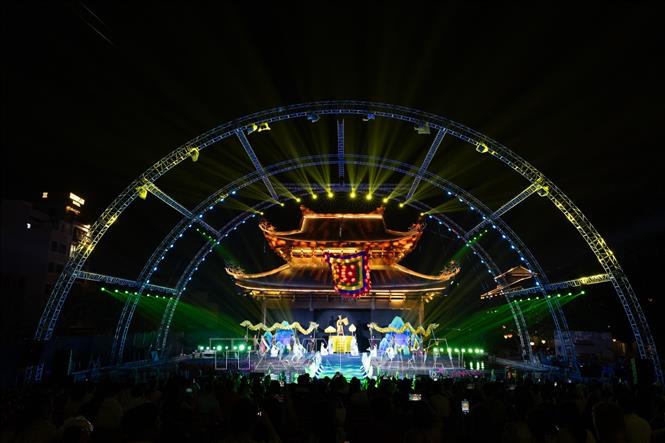 Toàn cảnh sân khấu rực sáng trong phân cảnh đăng quang, khép lại hành trình dẹp loạn 12 sứ quân và mở ra thời kỳ non sông quy về một mối. Ảnh: Phạm Tuấn Anh - TTXVN