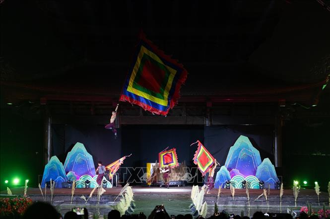 Lá cờ tung bay trở thành biểu tượng cho chiến thắng, sự quy phục của thiên hạ và khát vọng độc lập, thống nhất đất nước. Ảnh: Phạm Tuấn Anh - TTXVN