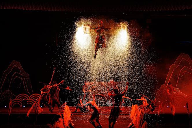 Màn tái hiện khí thế khốc liệt của thời kỳ loạn 12 sứ quân với chiến trường rực lửa, trống trận dồn dập, hiệu ứng sân khấu làm nổi bật hành trình Đinh Bộ Lĩnh dẹp loạn, thu phục thiên hạ và thống nhất non sông. Ảnh: Phạm Tuấn Anh - TTXVN