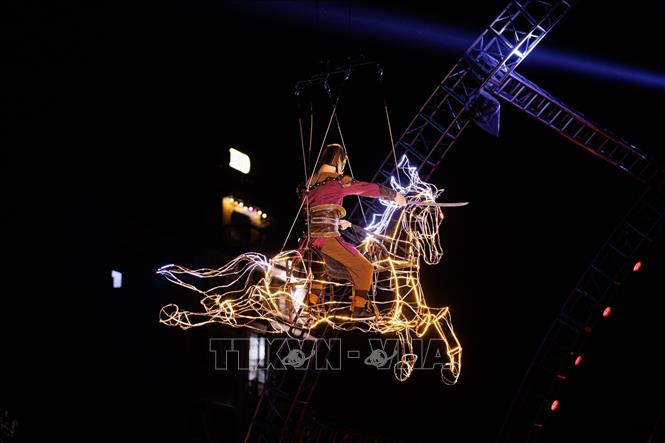 Màn tái hiện khí thế khốc liệt của thời kỳ loạn 12 sứ quân với chiến trường rực lửa, trống trận dồn dập, hiệu ứng khói – nước – kiếm LED làm nổi bật hành trình Đinh Bộ Lĩnh dẹp loạn, thu phục thiên hạ và thống nhất non sông. Ảnh: Phạm Tuấn Anh - TTXVN