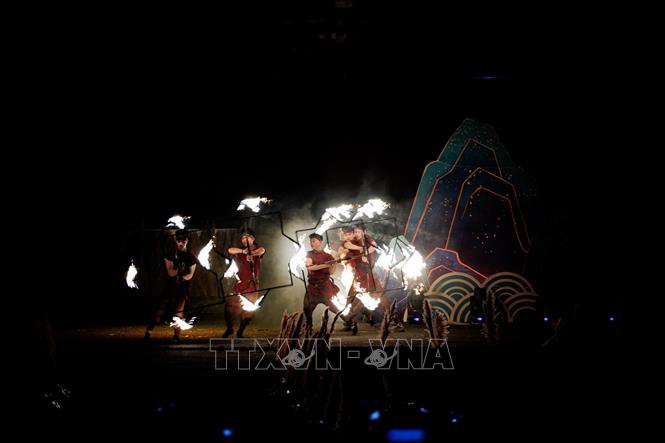 Chiến trường rực lửa được tái hiện bằng xiếc lửa, khói và hiệu ứng ánh sáng, mở ra cao trào của phân cảnh Đinh Bộ Lĩnh thu phục 12 sứ quân. Ảnh: Phạm Tuấn Anh - TTXVN