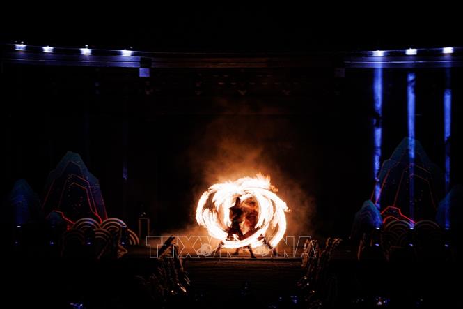 Chiến trường rực lửa được tái hiện bằng xiếc lửa, khói và hiệu ứng ánh sáng mở ra cao trào của phân cảnh Đinh Bộ Lĩnh thu phục 12 sứ quân. Ảnh: Phạm Tuấn Anh - TTXVN
