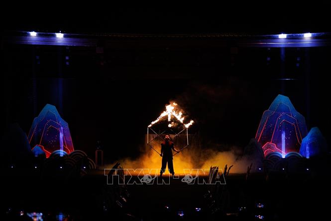 Chiến trường rực lửa được tái hiện bằng xiếc lửa, khói và hiệu ứng ánh sáng, mở ra cao trào của phân cảnh Đinh Bộ Lĩnh thu phục 12 sứ quân. Ảnh: Phạm Tuấn Anh - TTXVN