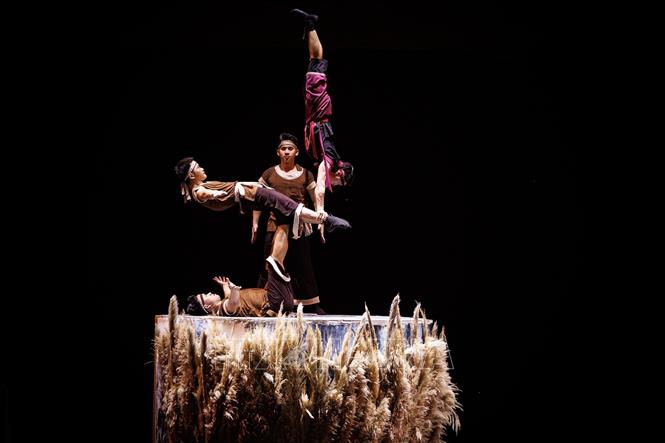 Tiết mục xiếc kết hợp tạo hình mạnh mẽ tái hiện khí thế luyện binh, báo hiệu chí lớn thống nhất non sông của cậu bé cờ lau năm nào. Ảnh: Phạm Tuấn Anh - TTXVN