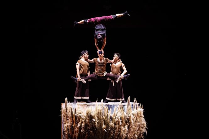 Tiết mục xiếc kết hợp tạo hình mạnh mẽ tái hiện khí thế luyện binh, báo hiệu chí lớn thống nhất non sông của cậu bé cờ lau năm nào. Ảnh: Phạm Tuấn Anh - TTXVN