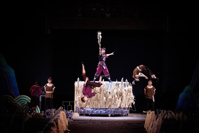 Hình tượng Đinh Bộ Lĩnh cùng bạn bè thuở thiếu thời tái hiện trò chơi cờ lau tập trận – chi tiết gắn liền với tuổi thơ và khí phách của vị Anh hùng dân tộc. Ảnh: Phạm Tuấn Anh - TTXVN