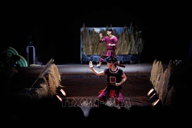 Nhân vật Đinh Bộ Lĩnh được khắc họa nổi bật trên sân khấu với hình ảnh cờ lau tập trận, tái hiện tuổi thơ giàu khí phách của người anh hùng sau này thống nhất non sông, lập nên Nhà nước Đại Cồ Việt. Ảnh: Phạm Tuấn Anh - TTXVN