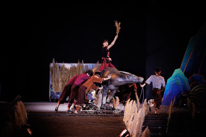 Nhân vật Đinh Bộ Lĩnh được khắc họa nổi bật trên sân khấu với hình ảnh cờ lau tập trận, tái hiện tuổi thơ giàu khí phách của người anh hùng sau này thống nhất non sông, lập nên Nhà nước Đại Cồ Việt. Ảnh: Phạm Tuấn Anh - TTXVN