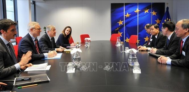 Bộ trưởng Bộ nông nghiệp và Phát triển nông thôn Nguyễn Xuân Cường đã có cuộc hội đàm với Cao ủy Liên minh châu Âu (EU) phụ trách môi trường, hàng hải và thủy sản, Karmenu Vella tại trụ sở Ủy ban châu Âu tại Brussels, Vương quốc Bỉ (2018). Ảnh : Kim Chung - TTXVN