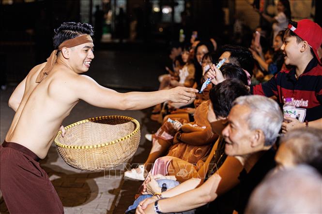 Các nghệ sĩ đang giao lưu với khán giả. Ảnh: Phạm Tuấn Anh - TTXVN