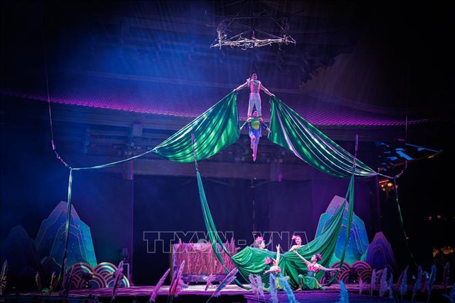 Sự phối hợp giữa kỹ thuật xiếc thăng bằng, múa đương đại và hiệu ứng ánh sáng xanh lam tạo chiều sâu không gian, khiến khán giả như lạc vào miền sông núi thế kỷ X. Kỹ thuật không phô diễn để gây choáng ngợp, mà để làm nền cho câu chuyện văn hóa. Ảnh: Phạm Tuấn Anh - TTXVN