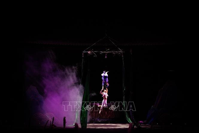 Các nghệ sĩ biểu diễn trên không với kỹ thuật điêu luyện, kết hợp hiệu ứng khói và ánh sáng, mang đến trải nghiệm thị giác ấn tượng cho khán giả. Ảnh: Phạm Tuấn Anh - TTXVN