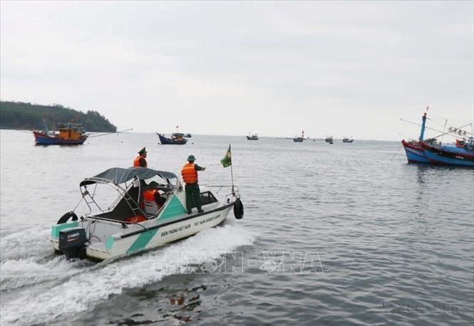 Lực lượng biên phòng tỉnh Quảng Ngãi tăng cường kiểm tra hoạt động khai thác thủy sản ven bờ. Ảnh: Phạm Cường - TTXVN