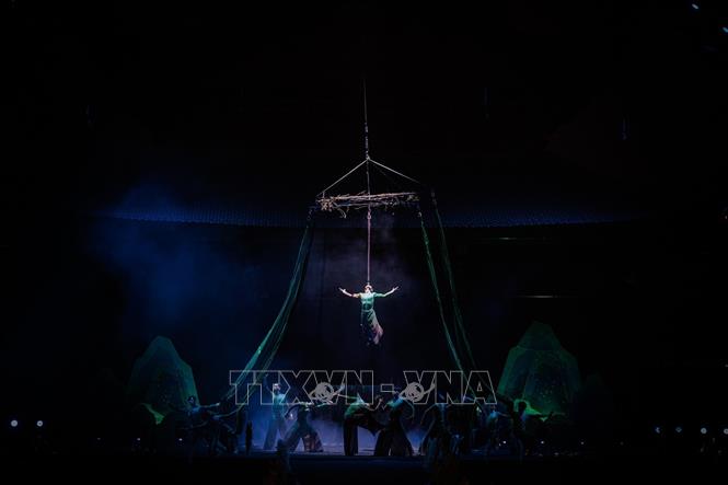 Tiết mục xiếc trên không mở ra không gian nghệ thuật giàu cảm xúc, tái hiện những lớp lang lịch sử bằng ngôn ngữ sân khấu đương đại. Ảnh: Phạm Tuấn Anh - TTXVN