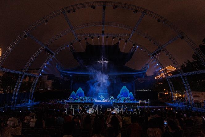 Toàn cảnh sân khấu thực cảnh “Anh hùng cờ lau” trong không gian đêm, kết hợp kiến trúc truyền thống với hệ thống ánh sáng hiện đại, tạo nên điểm nhấn đặc sắc cho sản phẩm du lịch đêm tại Ninh Bình. Ảnh: Phạm Tuấn Anh - TTXVN