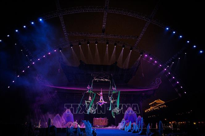 Tiết mục xiếc lụa kết hợp ánh sáng tạo nên không gian sân khấu giàu chiều sâu, tôn lên vẻ đẹp của nghệ thuật biểu diễn đương đại. Ảnh: Phạm Tuấn Anh - TTXVN