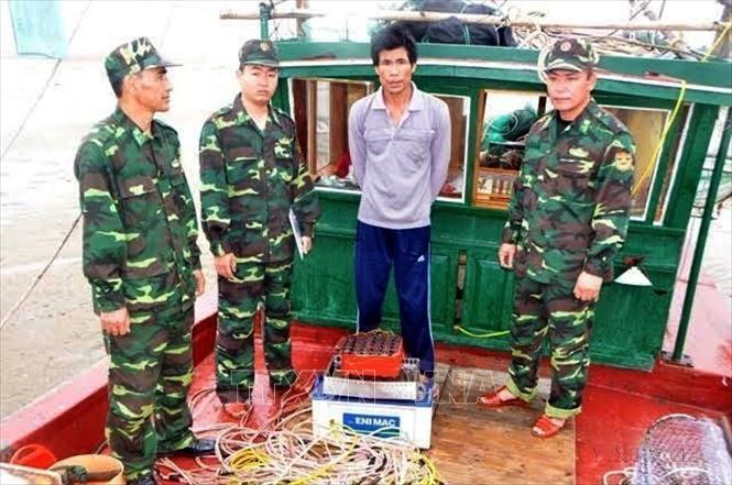 Đồn Biên phòng Trà Cổ (Quảng Ninh) đã phát hiện, bắt giữ tàu cá mang biển kiểm soát QN 9065TS tàng trữ kích điện để khai thác thủy sản trái phép. Ảnh: Trung Nguyên - TTXVN