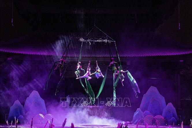 Tiết mục xiếc lụa kết hợp ánh sáng tạo nên không gian sân khấu giàu chiều sâu, tôn lên vẻ đẹp của nghệ thuật biểu diễn đương đại. Ảnh: Phạm Tuấn Anh - TTXVN