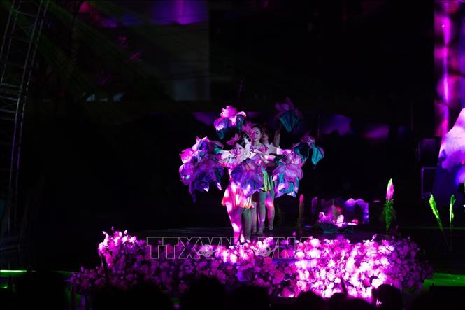 Màn múa kết hợp ánh sáng và đạo cụ tạo nên không gian huyền ảo, góp phần tăng sức hấp dẫn cho câu chuyện lịch sử được kể bằng nghệ thuật thực cảnh. Ảnh: Phạm Tuấn Anh - TTXVN