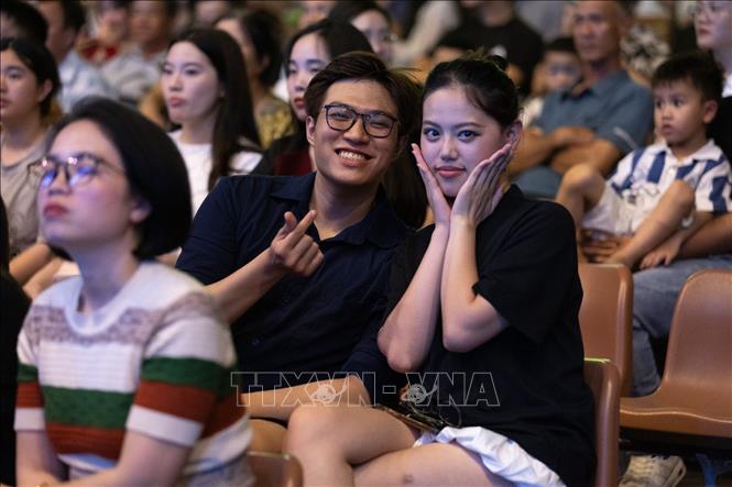 Vở diễn “Anh hùng cờ lau” thu hút nhiều lứa tuổi quan tâm và yêu thích lịch sử, văn hóa tại Ninh Bình. Ảnh: Phạm Tuấn Anh - TTXVN