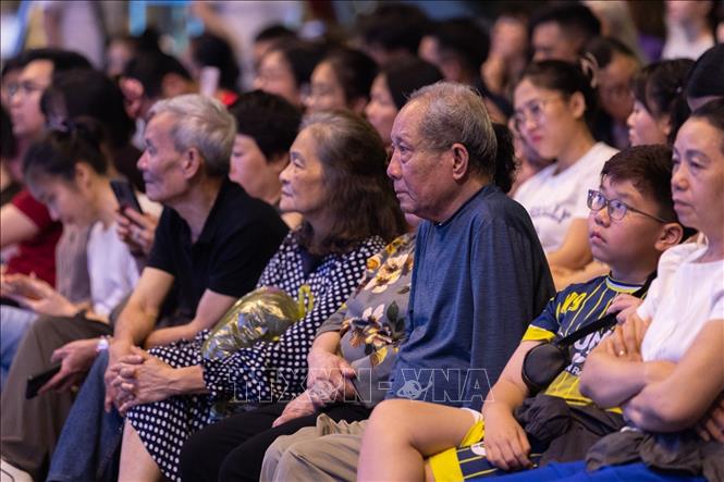Những khán giả cao tuổi đang chăm chú theo dõi vở diễn “Anh hùng cờ lau”, cho thấy sức hấp dẫn của sản phẩm du lịch đêm giàu giá trị lịch sử, văn hóa tại Ninh Bình. Ảnh: Phạm Tuấn Anh - TTXVN