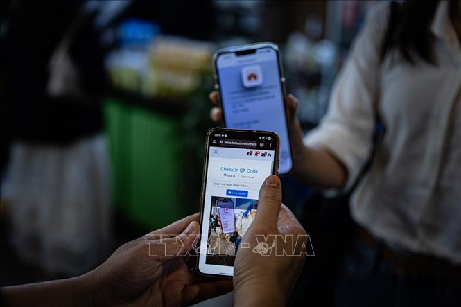 Khán giả xếp hàng làm thủ tục check-in điện tử trước giờ biểu diễn, cho thấy sự chuyên nghiệp trong khâu tổ chức và xu hướng số hóa các sản phẩm du lịch văn hóa tại Ninh Bình. Ảnh: Phạm Tuấn Anh - TTXVN