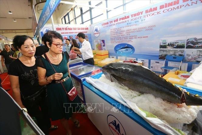 Tại Hà Nội, diễn ra Hội chợ cá tra và các sản phẩm thủy sản Việt Nam do Bộ Nông nghiệp và Phát triển nông thôn tổ chức từ ngày 6-8/10/2017, với gần 100 gian hàng của hơn 40 doanh nghiệp, cơ sở sản xuất trong ngành thủy sản. Ảnh: Danh Lam - TTXVN