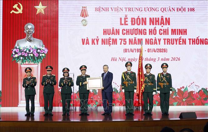 Tổng Bí thư Tô Lâm, Bí thư Quân ủy Trung ương trao Huân chương Hồ Chí Minh tặng Bệnh viện Trung ương Quân đội 108. Ảnh: Thống Nhất – TTXVN