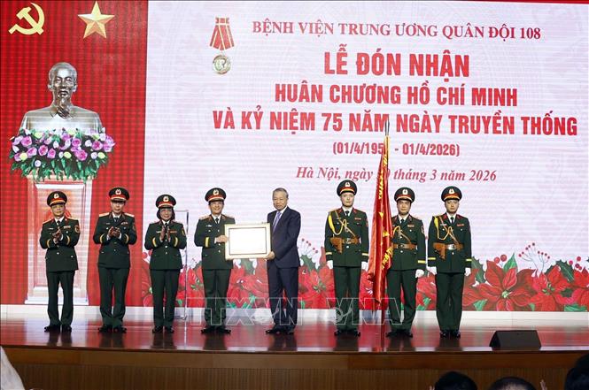 Tổng Bí thư Tô Lâm, Bí thư Quân ủy Trung ương trao Huân chương Hồ Chí Minh tặng Bệnh viện Trung ương Quân đội 108. Ảnh: Thống Nhất – TTXVN