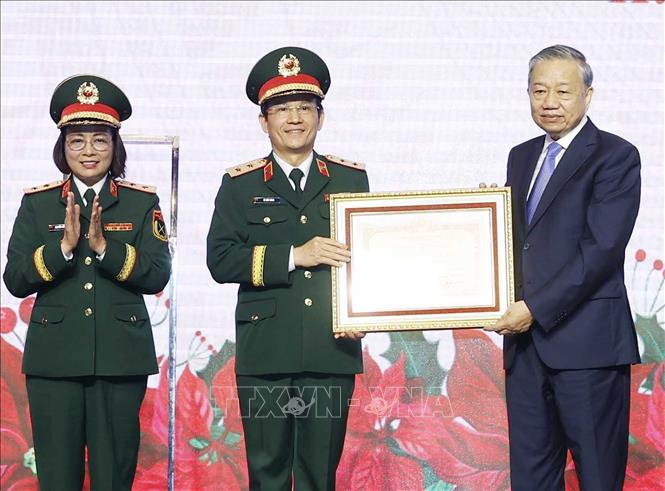 Tổng Bí thư Tô Lâm, Bí thư Quân ủy Trung ương trao Huân chương Hồ Chí Minh tặng Bệnh viện Trung ương Quân đội 108. Ảnh: Thống Nhất – TTXVN
