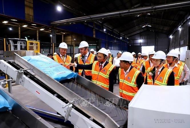 Tại Khu Công nghiệp Trà Nóc II, quận Ô Môn (thành phố Cần Thơ) đã khánh thành Nhà máy thức ăn thủy sản De Heus Cần Thơ. Nhà máy được Tập đoàn De Heus (Hà Lan) đầu tư với tổng mức đầu tư 18,6 triệu USD trên diện tích 2,7ha. Đây là nhà máy thức ăn thủy sản có dây chuyền sản xuất những sản phẩm chất lượng cao cho người nuôi cá tra tại khu vực Đồng bằng sông Cửu Long (2023). Ảnh: TTXVN phát 