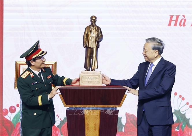 Tổng Bí thư Tô Lâm, Bí thư Quân ủy Trung ương tặng bức tượng chân dung Chủ tịch Hồ Chí Minh cho Bệnh viện Trung ương Quân đội 108. Ảnh: Thống Nhất – TTXVN