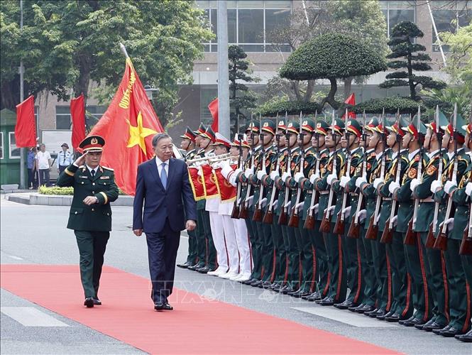 Lễ đón Tổng Bí thư Tô Lâm, Bí thư Quân ủy Trung ương đến dự lễ kỷ niệm. Ảnh: Thống Nhất – TTXVN