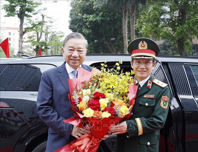 Trung tướng, GS.TS Lê Hữu Song, Giám đốc Bệnh viện Trung ương Quân đội 108 đón Tổng Bí thư Tô Lâm, Bí thư Quân ủy Trung ương đến dự lễ kỷ niệm. Ảnh: Thống Nhất – TTXVN