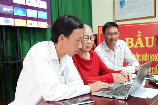 Bí thư chi bộ Thôn 3 Lộc Ngãi Hồ Thị Hồng Liên (ngồi giữa) cùng các cán bộ thôn giám sát hoạt động của thôn thông qua 12 camera lắp trên toàn thôn. Ảnh: Chu Quốc Hùng - TTXVN