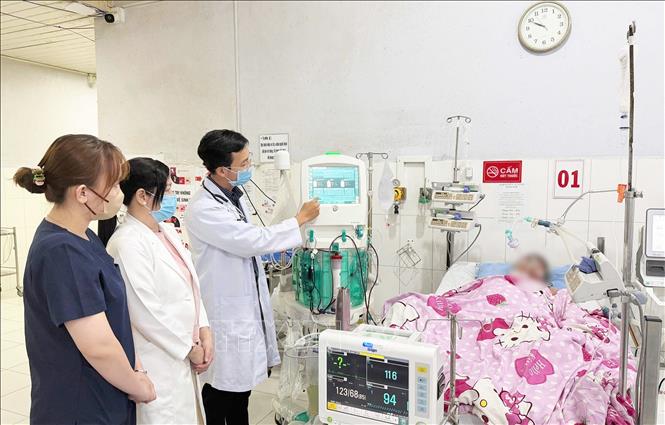 Bác sĩ Bệnh viện Chợ Rẫy hỗ trợ Trung tâm Y tế Phú Quốc triển khai kỹ thuật lọc máu liên tục. Ảnh: TTXVN phát