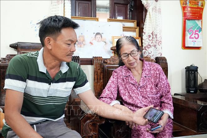 Bí thư chi bộ Thôn 3 Lộc Ngãi Hồ Thị Hồng Liên cùng Trưởng ban công tác mặt trận Cao Quang giám sát tình hình an ninh trật tự thôn thông qua các camera lắp dọc tuyến 