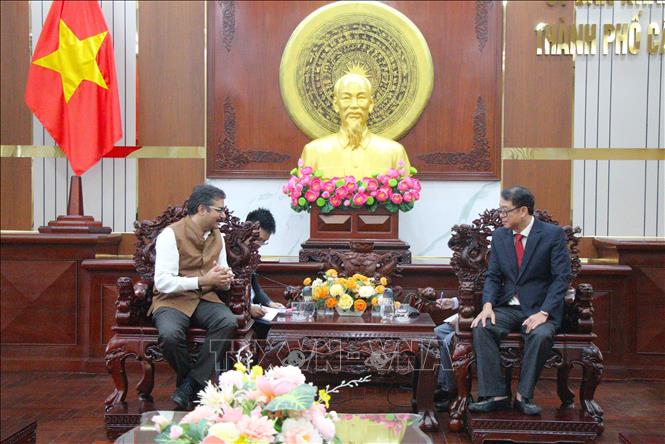 Ông Vipra Pandey (trái), Tổng Lãnh sự Ấn Độ tại Thành phố Hồ Chí Minh, trao đổi với lãnh đạo thành phố Cần Thơ. Ảnh: Nguyễn Hằng - TTXVN