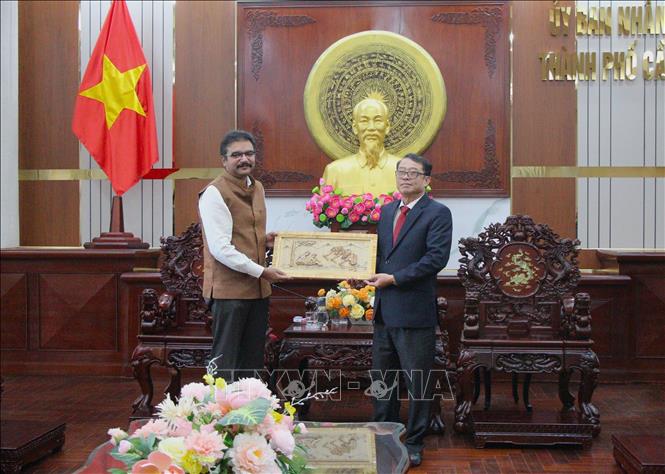 Tổng Lãnh sự Ấn Độ tại Thành phố Hồ Chí Minh tặng quà lưu niệm cho lãnh đạo thành phố Cần Thơ. Ảnh: Nguyễn Hằng - TTXVN