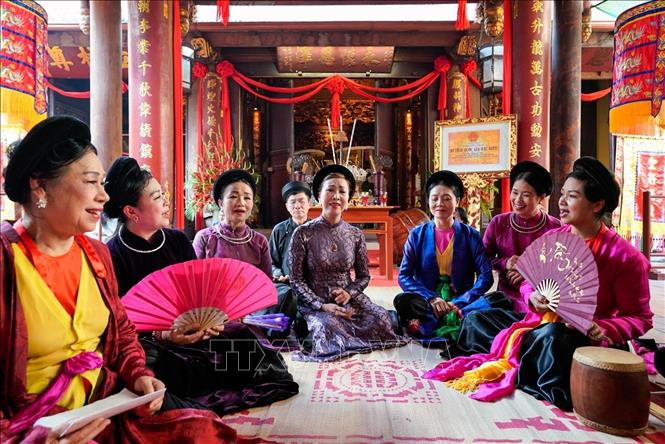 Các nghệ sĩ biểu diễn nghệ thuật truyền thống tại không gian Đền Bạch Mã (phường Hoàn Kiếm, Hà Nội). Ảnh: Khánh Hoà - TTXVN