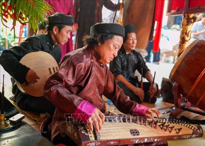 Các nghệ sĩ biểu diễn nghệ thuật truyền thống tại không gian Đền Bạch Mã (phường Hoàn Kiếm, Hà Nội). Ảnh: Khánh Hoà - TTXVN