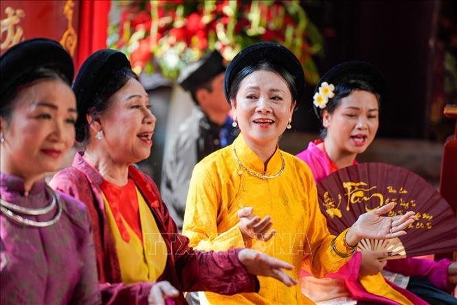 Các nghệ sĩ biểu diễn nghệ thuật truyền thống tại không gian Đền Bạch Mã (phường Hoàn Kiếm, Hà Nội). Ảnh: Khánh Hoà - TTXVN