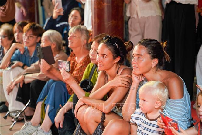 Chương trình thu hút sự yêu thích của du khách. Ảnh: Khánh Hoà - TTXVN
