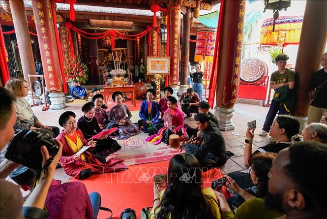 Chương trình thu hút sự yêu thích của người dân và du khách. Ảnh: Khánh Hoà - TTXVN