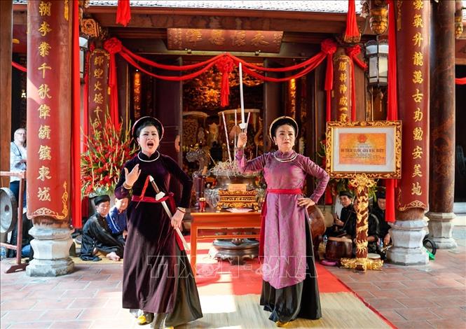 Các nghệ sĩ biểu diễn nghệ thuật truyền thống tại không gian Đền Bạch Mã (phường Hoàn Kiếm, Hà Nội). Ảnh: Khánh Hoà - TTXVN