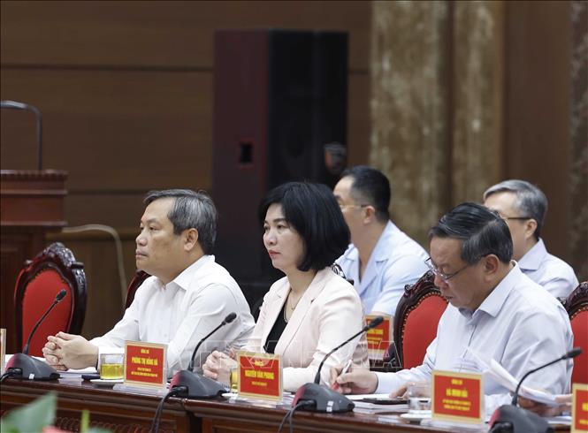 Các đồng chí trong Ban Thường vụ Thành ủy Hà Nội dự hội nghị. Ảnh: Thống Nhất - TTXVN
